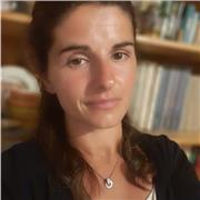 Insegnante di lettere, impartisce lezioni di italiano, storia, geografia, filosofia, grammatica, latino, analisi logica. Per tutte le età e classi